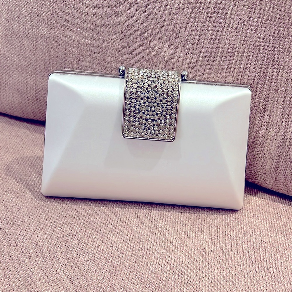 🤍NWT Elegant White Clutch w/ Crystals & Silver Accents Evening,Bridal,MOB